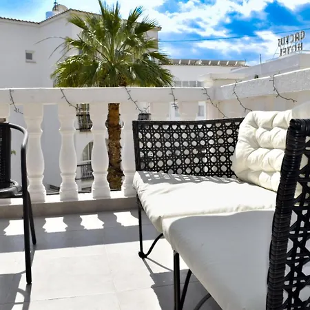 Laura's Cozy * لارنكا